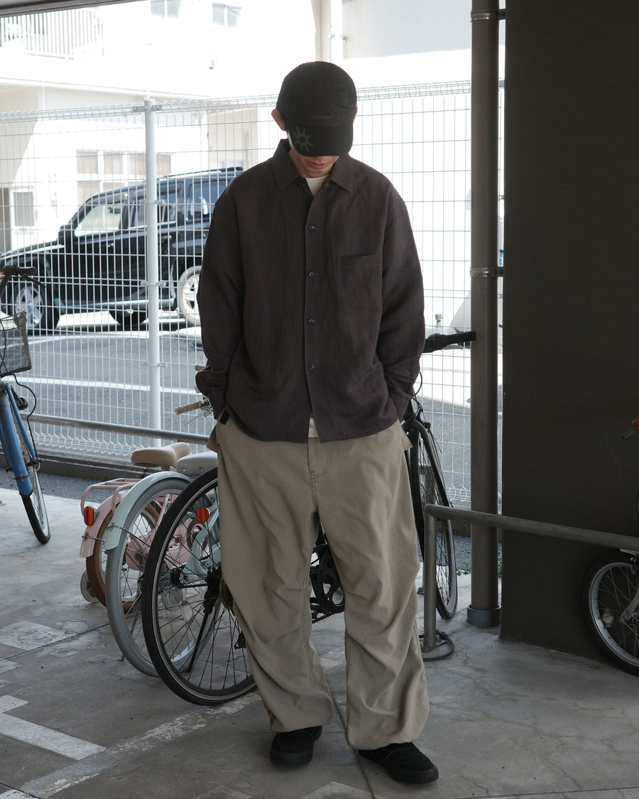 ミニマルなデザインのオープンカラーシャツ。レーヨンリネン特有の自然なドレープ感を活かし、リラックス感のあるゆとりを持たせたシルエットに仕上げました。麻のスラブ感が際立つざっくりとした表情ながら、清涼感のある薄手素材を採用。バイオワッシャー加工を施すことで、さらりとした肌触りとしなやかさを高めた、非常に心地よい一着です。

A minimalist open-collar shirt designed to highlight the natural drape of its fabric. Crafted from a rayon-linen bio-washer blend, this CHARCOAL piece features a breathable, textured look with a cool, lightweight feel. The bio-wash treatment enhances the rayon's suppleness and the linen's crispness, resulting in a soft, smooth texture that is exce