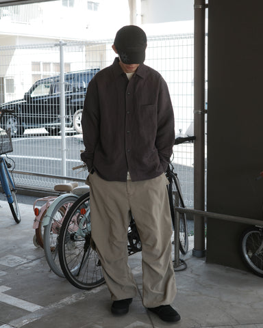 ミニマルなデザインのオープンカラーシャツ。レーヨンリネン特有の自然なドレープ感を活かし、リラックス感のあるゆとりを持たせたシルエットに仕上げました。麻のスラブ感が際立つざっくりとした表情ながら、清涼感のある薄手素材を採用。バイオワッシャー加工を施すことで、さらりとした肌触りとしなやかさを高めた、非常に心地よい一着です。

A minimalist open-collar shirt designed to highlight the natural drape of its fabric. Crafted from a rayon-linen bio-washer blend, this CHARCOAL piece features a breathable, textured look with a cool, lightweight feel. The bio-wash treatment enhances the rayon's suppleness and the linen's crispness, resulting in a soft, smooth texture that is exce