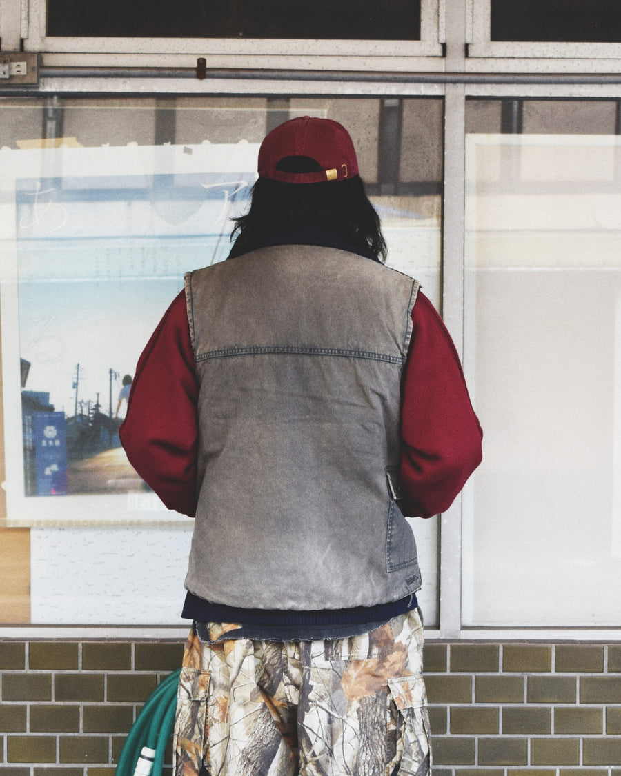 リバーシブルで着用が可能なダック×ボアのワークベスト。
カラーはブラック。
某ワークブランドよりも生地の重量が軽量なのでストレスの少ないライトな着用感も魅力的です。

■表地 : 11号帆布生地
頒布の中で最も薄手の11号を使用しており、強度・耐久性に優れ、着用を重ねるごとにアタリなどの経年変化を感じられる素材です。
■裏地 : シープボア
毛足がありながら、ざらつきが少ないソフトなボア生地です。

■加工 : 特殊エイジング加工/サンフェードダメージ加工
水や薬品の使用量を軽減させながら生地の凹凸部分のアタリを強調させ、同時に脱色させる特殊加工です。
さらにダメージ加工を施しております。