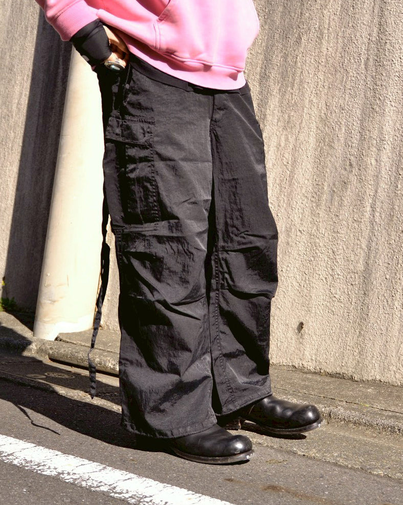 U.S. ARMYのM-51フィールドパンツをベースに再構築した一本。主要なディテールは忠実に再現しつつ、特殊な製品染め加工を施すことで、ヴィンテージとは異なる独自の風合いに仕上げています。生地には中肉クラスのナイロンツイルを使用。程よい肉感があり、幅広いシーズンで着用可能です。製品染め後に薬品で色を落とす特殊加工により、奥行きのある表情を生み出しています。Reimagined based on the U.S. ARMY M-51 Field Pants.
While faithfully retaining the original key details, a special garment-dyeing process gives the piece a distinctive character that differs from authentic vintage examples.