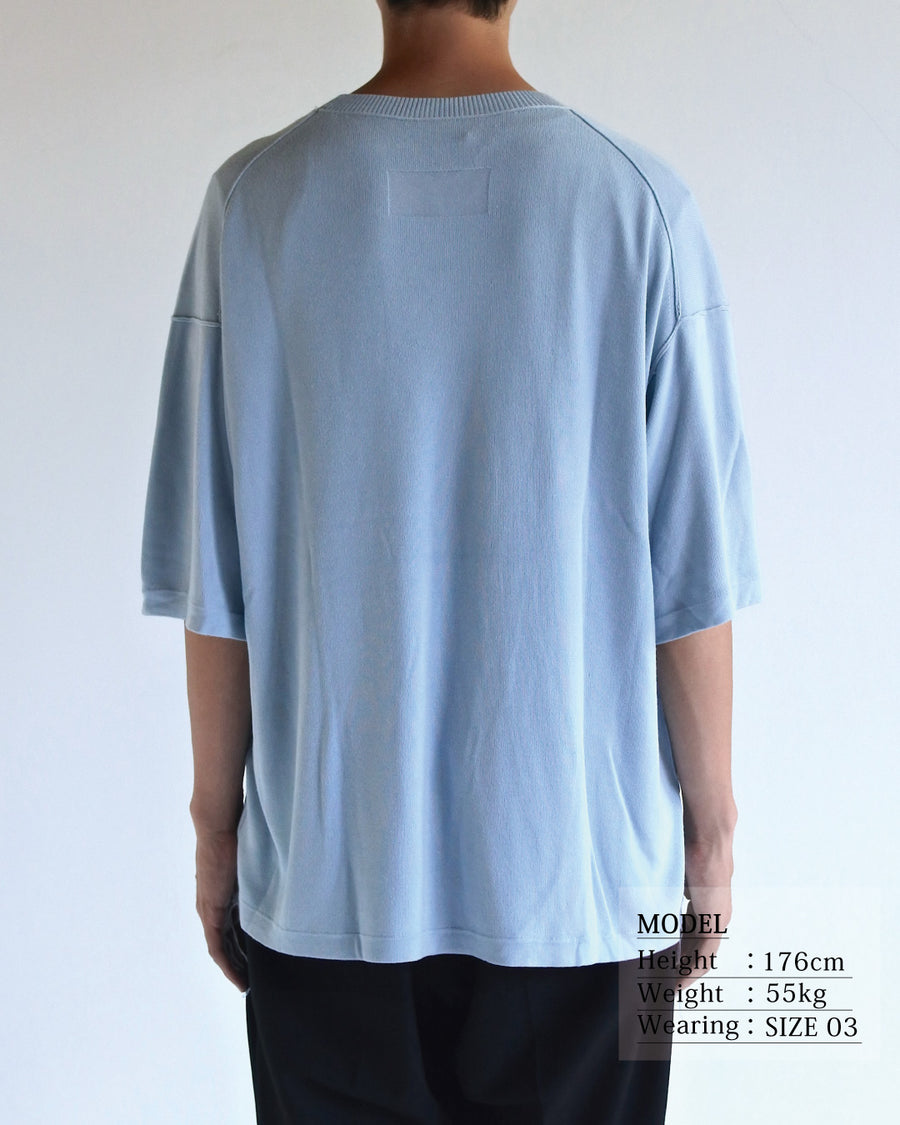 ディテールを極限まで削ぎ落とし、着心地とシルエットを追求したニットTシャツ。気候変化に対応する新たなアプローチとして、軽量で吸水・放湿性に優れた竹（バンブー）素材を採用しました。滑らかでとろみのある肌触りと、袖を通した瞬間に感じる清涼感は格別です。家庭洗濯も可能で、日常に圧倒的な心地よさを提供します。

A minimalist knit T-shirt focused entirely on fit and comfort. Crafted from bamboo yarn, this lightweight, durable material offers exceptional moisture absorption and a refreshing cool-to-the-touch feel. This SAX piece features a silky, fluid drape that provides overwhelming comfort, perfect for changing climates, and is conveniently home-washable.