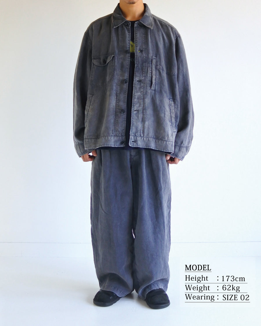 利便性の高い多機能ポケットを備えた、フレンチリネンのユーティリティジャケット。肉厚ながら「とろみ」のある柔らかなフレンチリネンを採用し、清涼感のある着心地を実現しました。硫化染め後に水を使用しないサスティナブルブリーチ加工を施すことで、環境に配慮しながらも、長年着込んだような深みのある色褪せとヴィンテージライクな佇まいを表現しています。

A utility jacket featuring functional pockets and a relaxed silhouette. Crafted from thick yet supple French Linen for a cool, soft touch. This NAVY piece undergoes a sulfur-dye and waterless sustainable bleach process, authentically recreating a deep, sun-faded vintage character while staying eco-conscious.