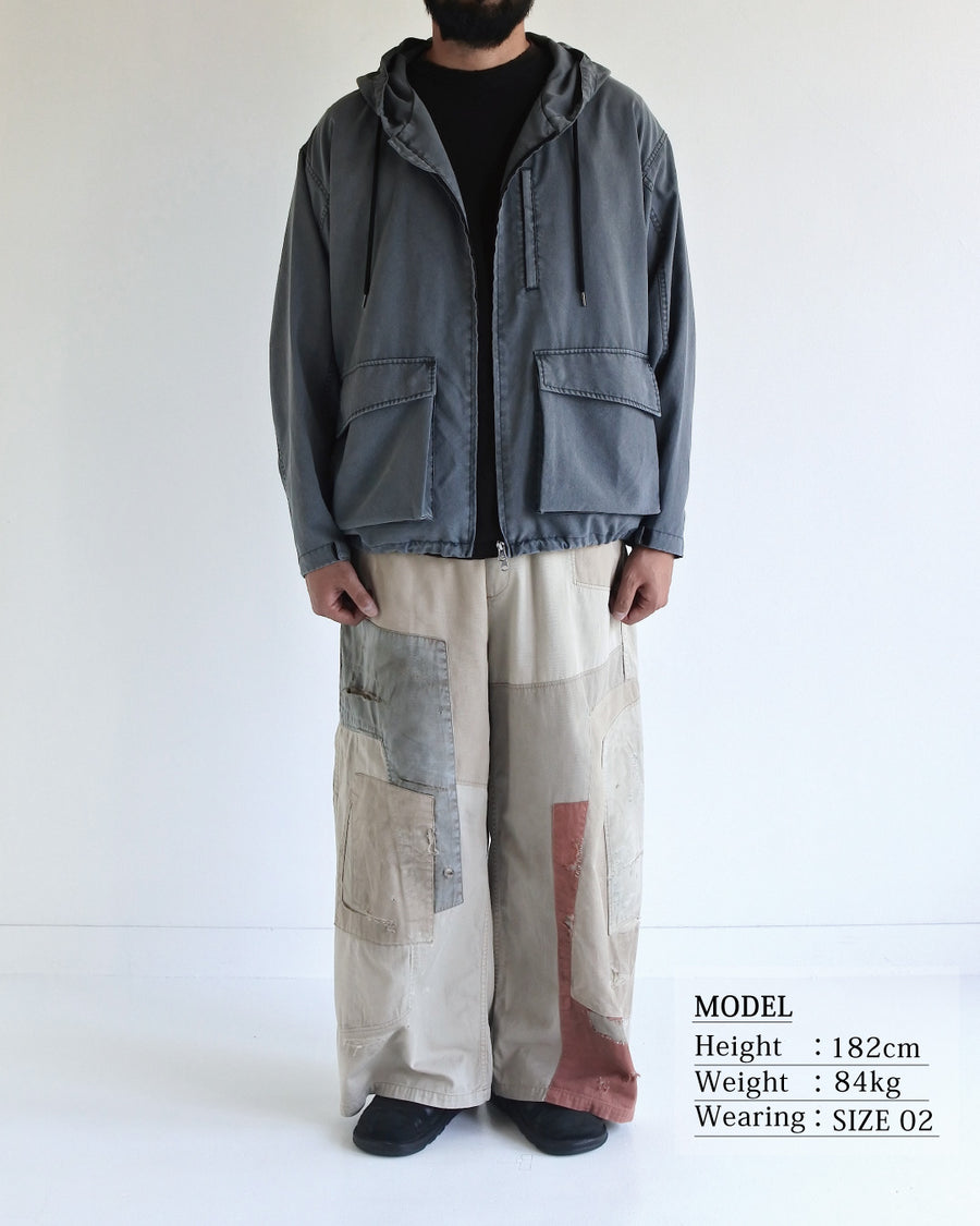 ポリエステル100％でありながら、綿のような質感と軽量性を備えた高機能な一着。タスラン加工糸を使用したポリエステルオックスを採用し、シワになりにくく速乾性に優れたイージーケア性を実現しました。本来染色が困難な素材に特殊顔料染めを施すことで、化繊特有の光沢を抑えた、ナチュラルで奥行きのある絶妙なフェード感を表現しています。

A high-performance piece crafted from polyester oxford, offering a cotton-like touch with lightweight, quick-dry, and wrinkle-resistant properties. This GRAY BLUE item features a special pigment dye—a rare process for polyester—achieving a sophisticated, faded texture and a matte finish that defies its synthetic origins.