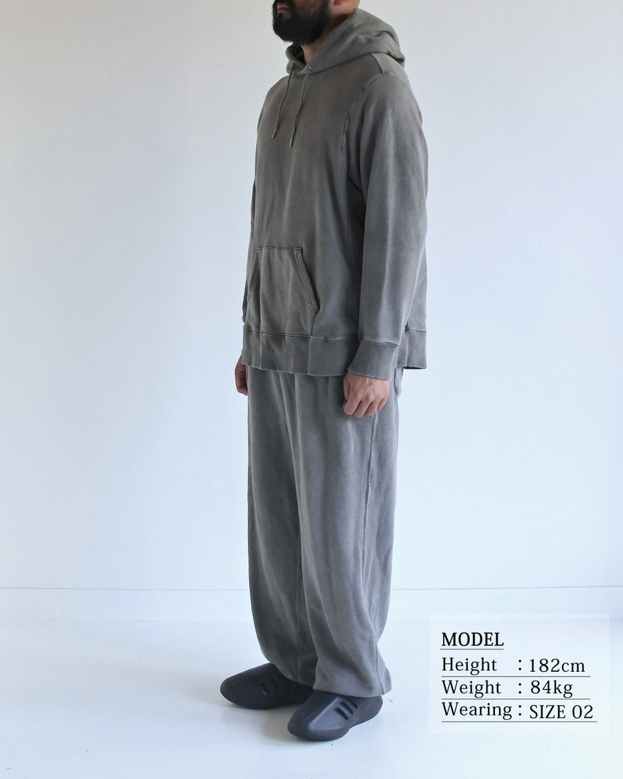 ANACHRONORMオリジナルのリバースウィーブスウェットパーカー。
ミニマルなデザインをベースに、特殊顔料染めを施すことで、深みのある独自の風合いを表現しています。生地には30/10裏毛を使用。低速で丁寧に編み立てることで、程よいハリとコシを残しつつ、ドライで繊細なタッチに仕上げています。ANACHRONORM’s original reverse-weave sweat parka.
Based on a minimalist design, it features special pigment dyeing that creates a rich and distinctive character.
Made from 30/10 French terry, the fabric is slowly knitted to retain a balanced firmness, offering a dry yet delicate touch.