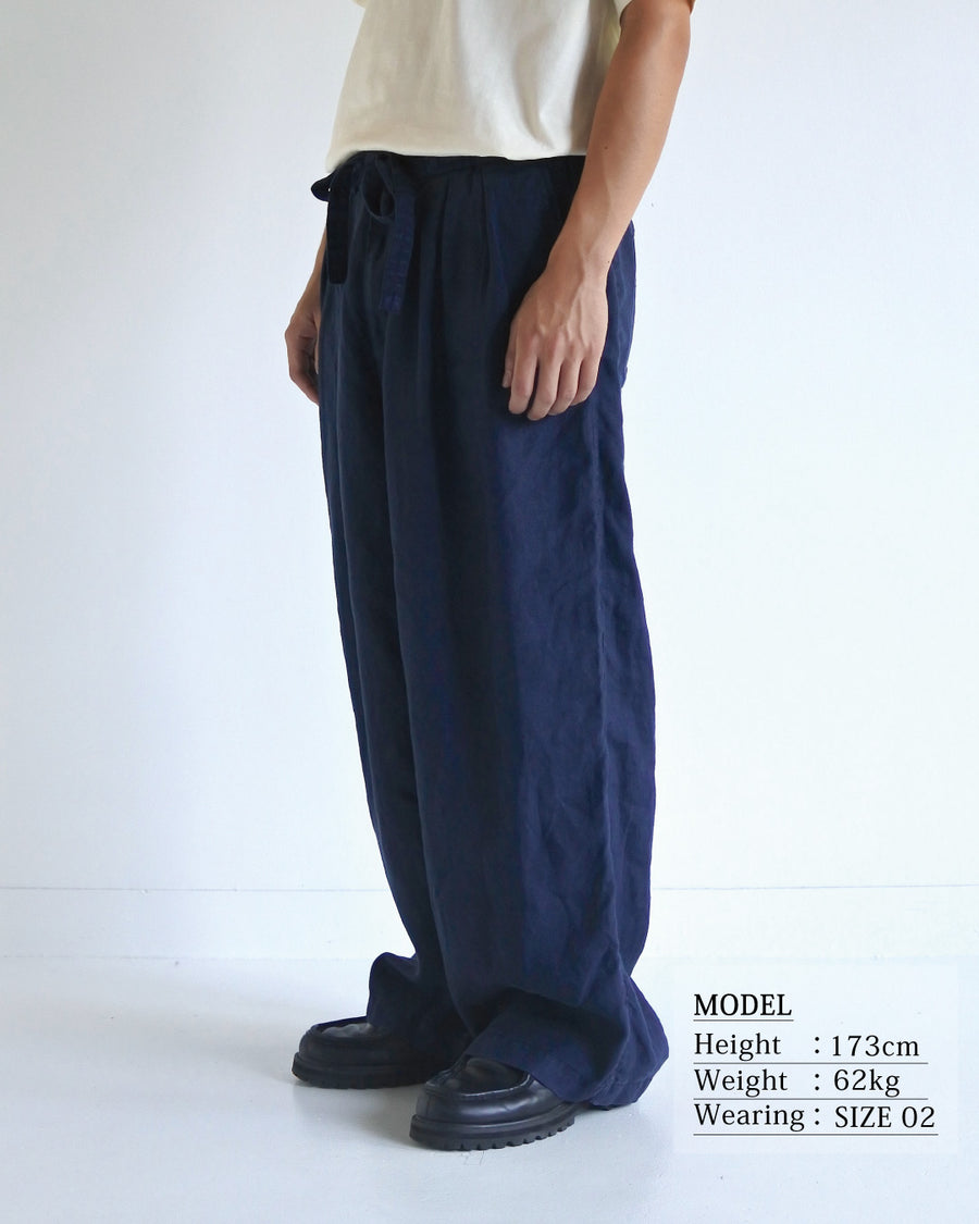 リネン特有のナチュラルな質感を活かした、ワイドシルエットのイージーパンツ。肉厚ながら「とろみ」のある柔らかなフレンチリネンを採用し、清涼感のある快適な穿き心地を実現しました。硫化染めによる製品染めを施すことで、素材の魅力を引き立てる奥行きのある表情に仕上げた、リラックス感漂う一本です。
Wide-silhouette easy pants designed to showcase the natural texture of linen. Crafted from thick yet supple French Linen for a cool, soft touch. This NAVY pair is treated with a sulfur-dye process, enhancing the material's depth and character to create a relaxed, comfortable garment with a unique, lived-in feel.