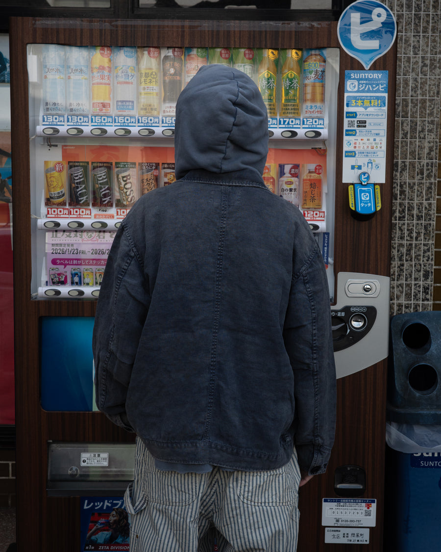 利便性の高い多機能ポケットを備えた、フレンチリネンのユーティリティジャケット。肉厚ながら「とろみ」のある柔らかなフレンチリネンを採用し、清涼感のある着心地を実現しました。硫化染め後に水を使用しないサスティナブルブリーチ加工を施すことで、環境に配慮しながらも、長年着込んだような深みのある色褪せとヴィンテージライクな佇まいを表現しています。

A utility jacket featuring functional pockets and a relaxed silhouette. Crafted from thick yet supple French Linen for a cool, soft touch. This NAVY piece undergoes a sulfur-dye and waterless sustainable bleach process, authentically recreating a deep, sun-faded vintage character while staying eco-conscious.