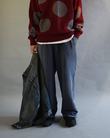 フロントにタックを施し、腰まわりにゆとりをもたせたスウェットパンツ。低速で丁寧に編み立てた30/10裏毛を使用し、ドライな質感と程よいハリ・コシを実現しました。硫化染め後、水を使用しないサスティナブルブリーチとダメージ加工を施すことで、環境に配慮しながら、長年の着用と日焼けによるヴィンテージの風合いをリアルに表現しています。
Sweatpants featuring front tucks for a relaxed waist silhouette. Crafted from 30/10 French Terry for a dry, structured touch, this BLUE pair undergoes a waterless sustainable bleach and damage process. It authentically recreates the sun-faded look of a vintage favorite while minimizing environmental impact.