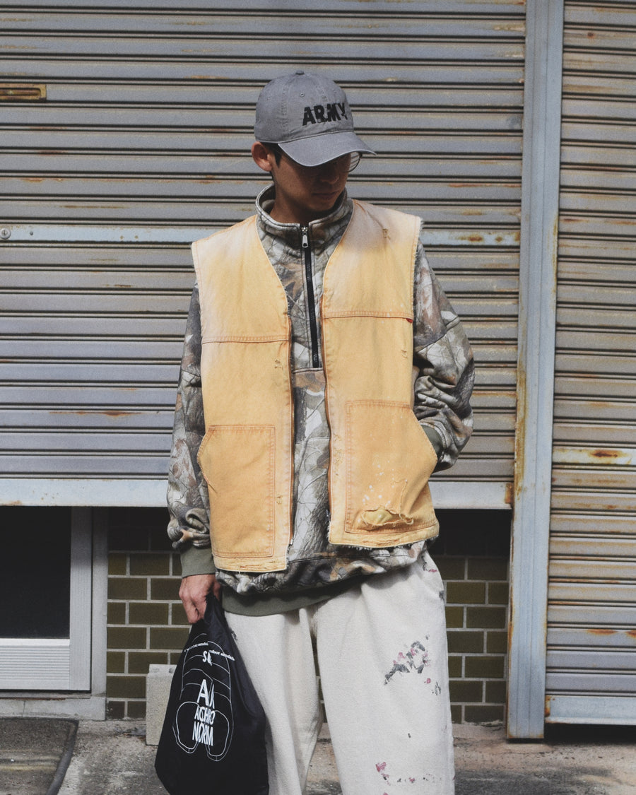 リバーシブルで着用が可能なダック×ボアのワークベスト。
カラーはイエロー。
某ワークブランドよりも生地の重量が軽量なのでストレスの少ないライトな着用感も魅力的です。

■表地 : 11号帆布生地
頒布の中で最も薄手の11号を使用しており、強度・耐久性に優れ、着用を重ねるごとにアタリなどの経年変化を感じられる素材です。
■裏地 : シープボア
毛足がありながら、ざらつきが少ないソフトなボア生地です。

■加工 : 特殊エイジング加工/サンフェードダメージ加工
水や薬品の使用量を軽減させながら生地の凹凸部分のアタリを強調させ、同時に脱色させる特殊加工です。
さらにダメージ加工を施しております。