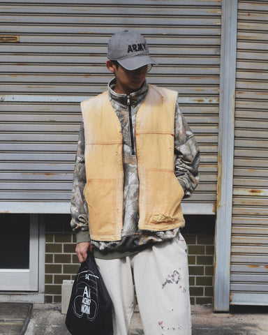 リバーシブルで着用が可能なダック×ボアのワークベスト。
カラーはイエロー。
某ワークブランドよりも生地の重量が軽量なのでストレスの少ないライトな着用感も魅力的です。

■表地 : 11号帆布生地
頒布の中で最も薄手の11号を使用しており、強度・耐久性に優れ、着用を重ねるごとにアタリなどの経年変化を感じられる素材です。
■裏地 : シープボア
毛足がありながら、ざらつきが少ないソフトなボア生地です。

■加工 : 特殊エイジング加工/サンフェードダメージ加工
水や薬品の使用量を軽減させながら生地の凹凸部分のアタリを強調させ、同時に脱色させる特殊加工です。
さらにダメージ加工を施しております。