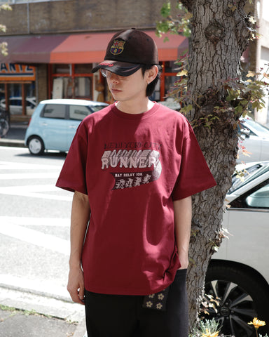 ANACHRONORM × Souvenyr NYC ランニング 半袖Tシャツ バーガンディ | コラボグラフィック ヴィンテージ ニューヨーク コットン100%