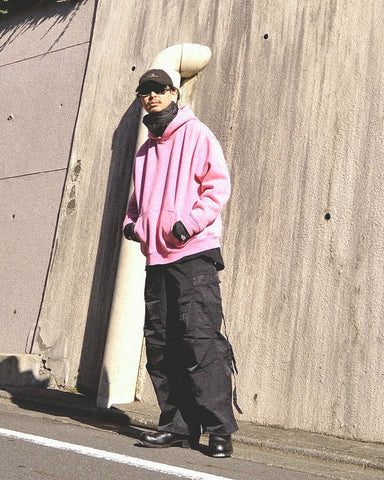 U.S. ARMYのM-51フィールドパンツをベースに再構築した一本。主要なディテールは忠実に再現しつつ、特殊な製品染め加工を施すことで、ヴィンテージとは異なる独自の風合いに仕上げています。生地には中肉クラスのナイロンツイルを使用。程よい肉感があり、幅広いシーズンで着用可能です。製品染め後に薬品で色を落とす特殊加工により、奥行きのある表情を生み出しています。Reimagined based on the U.S. ARMY M-51 Field Pants.
While faithfully retaining the original key details, a special garment-dyeing process gives the piece a distinctive character that differs from authentic vintage examples.