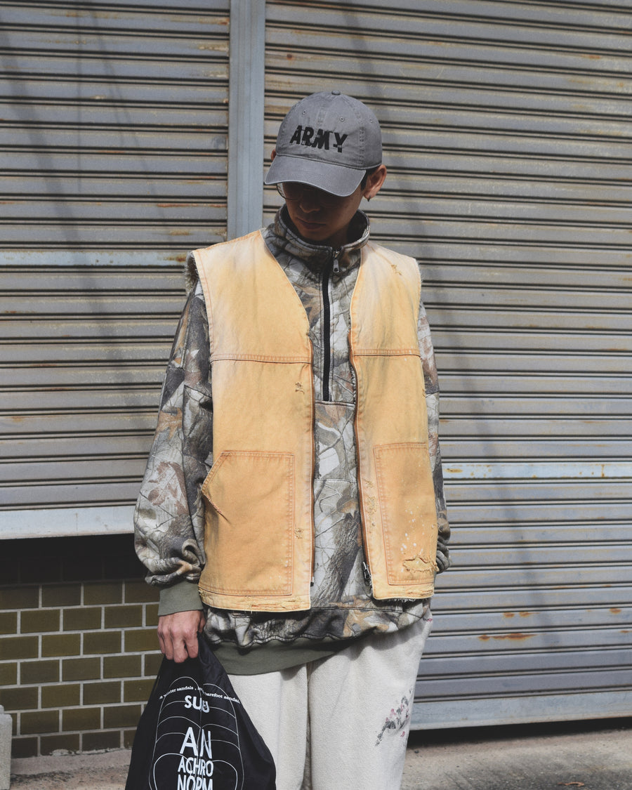 リバーシブルで着用が可能なダック×ボアのワークベスト。
カラーはイエロー。
某ワークブランドよりも生地の重量が軽量なのでストレスの少ないライトな着用感も魅力的です。

■表地 : 11号帆布生地
頒布の中で最も薄手の11号を使用しており、強度・耐久性に優れ、着用を重ねるごとにアタリなどの経年変化を感じられる素材です。
■裏地 : シープボア
毛足がありながら、ざらつきが少ないソフトなボア生地です。

■加工 : 特殊エイジング加工/サンフェードダメージ加工
水や薬品の使用量を軽減させながら生地の凹凸部分のアタリを強調させ、同時に脱色させる特殊加工です。
さらにダメージ加工を施しております。