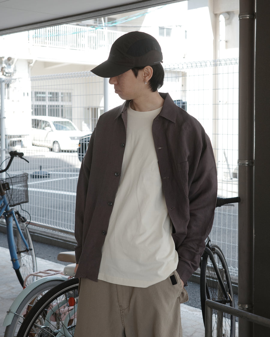 ミニマルなデザインのオープンカラーシャツ。レーヨンリネン特有の自然なドレープ感を活かし、リラックス感のあるゆとりを持たせたシルエットに仕上げました。麻のスラブ感が際立つざっくりとした表情ながら、清涼感のある薄手素材を採用。バイオワッシャー加工を施すことで、さらりとした肌触りとしなやかさを高めた、非常に心地よい一着です。

A minimalist open-collar shirt designed to highlight the natural drape of its fabric. Crafted from a rayon-linen bio-washer blend, this CHARCOAL piece features a breathable, textured look with a cool, lightweight feel. The bio-wash treatment enhances the rayon's suppleness and the linen's crispness, resulting in a soft, smooth texture that is exce