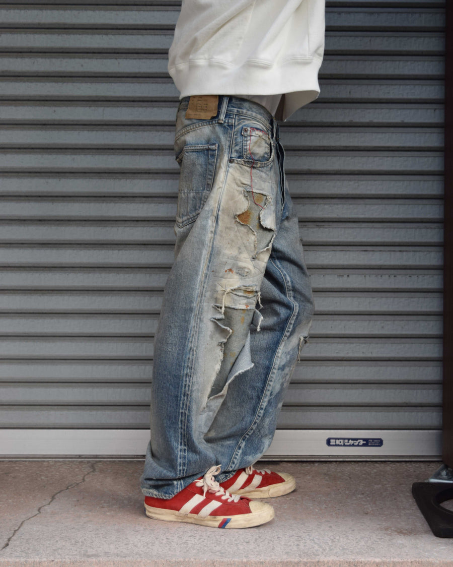 ハードなダメージとリメイクを施したデニムパンツ
