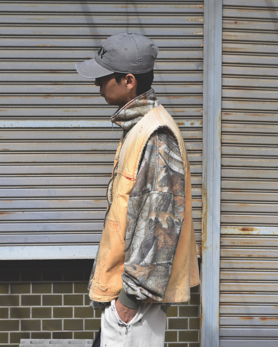 リバーシブルで着用が可能なダック×ボアのワークベスト。
カラーはイエロー。
某ワークブランドよりも生地の重量が軽量なのでストレスの少ないライトな着用感も魅力的です。

■表地 : 11号帆布生地
頒布の中で最も薄手の11号を使用しており、強度・耐久性に優れ、着用を重ねるごとにアタリなどの経年変化を感じられる素材です。
■裏地 : シープボア
毛足がありながら、ざらつきが少ないソフトなボア生地です。

■加工 : 特殊エイジング加工/サンフェードダメージ加工
水や薬品の使用量を軽減させながら生地の凹凸部分のアタリを強調させ、同時に脱色させる特殊加工です。
さらにダメージ加工を施しております。