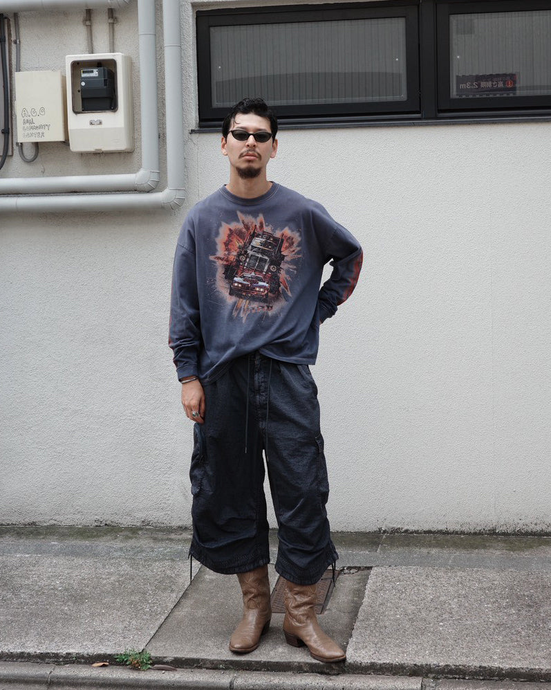 ANACHRONORM フレームスリーブ グラフィック ロングスリーブTシャツ ダスティネイビー | 5.6ozコーマ天竺 アメリカンカルチャーモチーフ 特殊染色 変色加工 一点一点