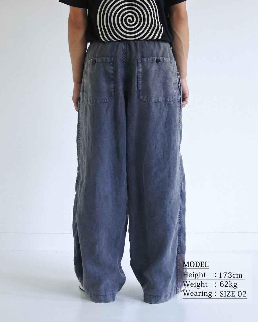リネン特有のナチュラルな質感を活かした、ワイドシルエットのイージーパンツ。肉厚ながら「とろみ」のある柔らかなフレンチリネンを採用し、清涼感のある快適な穿き心地を実現しました。硫化染めによる製品染めを施すことで、素材の魅力を引き立てる奥行きのある表情に仕上げた、リラックス感漂う一本です。
Wide-silhouette easy pants designed to showcase the natural texture of linen. Crafted from thick yet supple French Linen for a cool, soft touch. This NAVY pair is treated with a sulfur-dye process, enhancing the material's depth and character to create a relaxed, comfortable garment with a unique, lived-in feel.