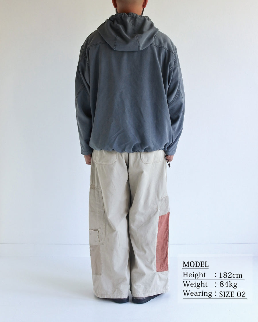 ポリエステル100％でありながら、綿のような質感と軽量性を備えた高機能な一着。タスラン加工糸を使用したポリエステルオックスを採用し、シワになりにくく速乾性に優れたイージーケア性を実現しました。本来染色が困難な素材に特殊顔料染めを施すことで、化繊特有の光沢を抑えた、ナチュラルで奥行きのある絶妙なフェード感を表現しています。

A high-performance piece crafted from polyester oxford, offering a cotton-like touch with lightweight, quick-dry, and wrinkle-resistant properties. This GRAY BLUE item features a special pigment dye—a rare process for polyester—achieving a sophisticated, faded texture and a matte finish that defies its synthetic origins.