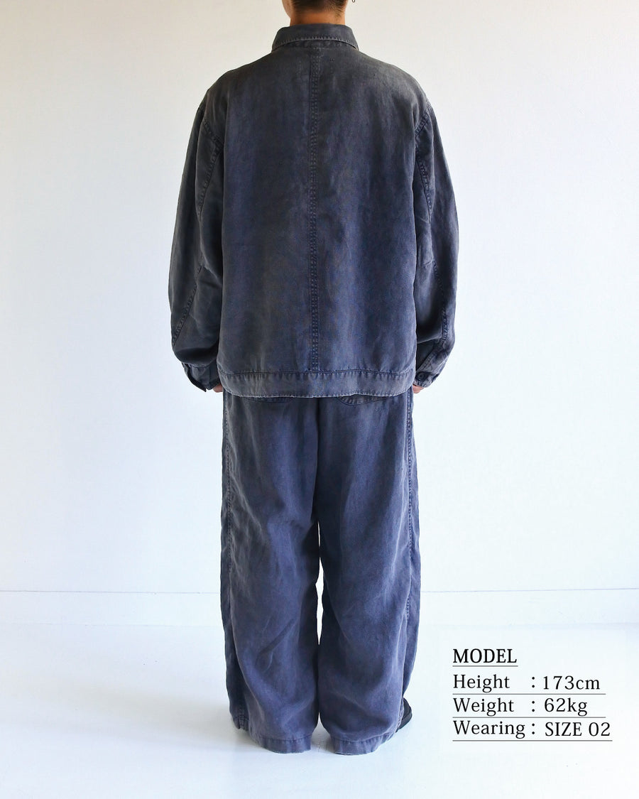 利便性の高い多機能ポケットを備えた、フレンチリネンのユーティリティジャケット。肉厚ながら「とろみ」のある柔らかなフレンチリネンを採用し、清涼感のある着心地を実現しました。硫化染め後に水を使用しないサスティナブルブリーチ加工を施すことで、環境に配慮しながらも、長年着込んだような深みのある色褪せとヴィンテージライクな佇まいを表現しています。

A utility jacket featuring functional pockets and a relaxed silhouette. Crafted from thick yet supple French Linen for a cool, soft touch. This NAVY piece undergoes a sulfur-dye and waterless sustainable bleach process, authentically recreating a deep, sun-faded vintage character while staying eco-conscious.