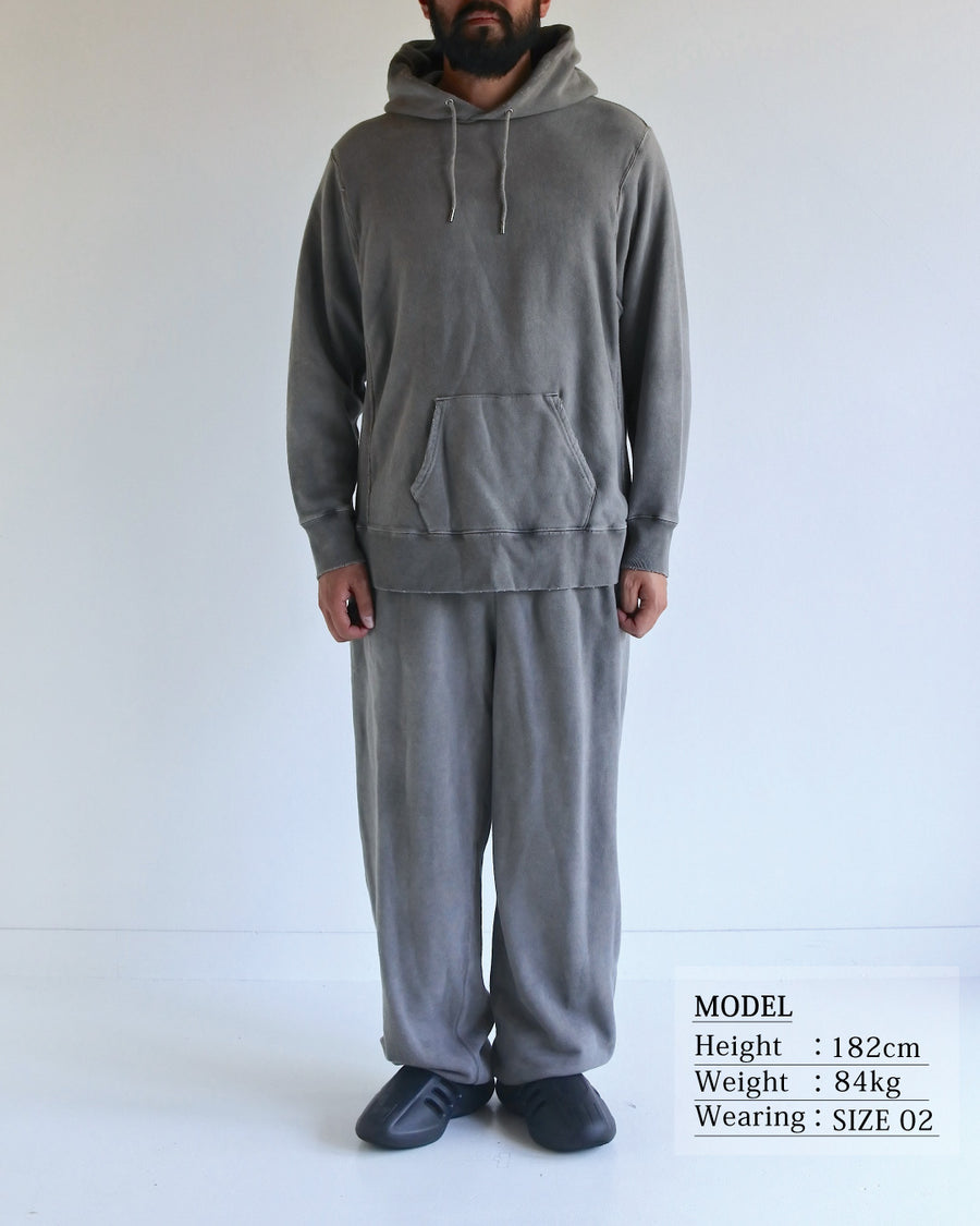 ANACHRONORMオリジナルのリバースウィーブスウェットパーカー。
ミニマルなデザインをベースに、特殊顔料染めを施すことで、深みのある独自の風合いを表現しています。生地には30/10裏毛を使用。低速で丁寧に編み立てることで、程よいハリとコシを残しつつ、ドライで繊細なタッチに仕上げています。ANACHRONORM’s original reverse-weave sweat parka.
Based on a minimalist design, it features special pigment dyeing that creates a rich and distinctive character.
Made from 30/10 French terry, the fabric is slowly knitted to retain a balanced firmness, offering a dry yet delicate touch.