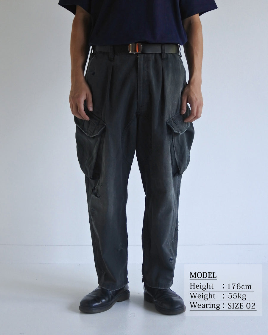ミリタリートラウザーズを現代的にリファイン。斜めのカーゴポケットが実用的なアクセントを添え、洗練されたテーパードラインが際立ちます。素材には肌馴染みの良い10sヘリンボンを採用。環境に配慮した特殊エイジング・サンフェード加工と随所のリメイクにより、リアリティのある褪色感とヴィンテージな佇まいを表現しました。

Modernized military trousers with a refined tapered fit and slanted cargo pockets. Crafted from soft 10s herringbone, this BLACKA pair features special sun-fading and remake details. It achieves an authentic, time-worn vintage character while utilizing eco-conscious processing to minimize environmental impact.