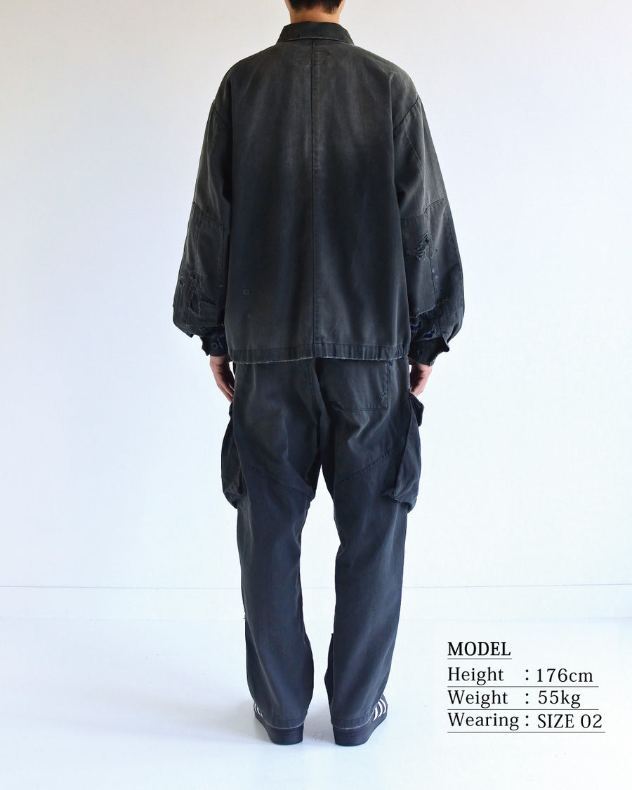 ミリタリーのシャツジャケットを現代的シルエットに更新。裾のドローコードでスタイルに合わせた変化を楽しめます。素材には肌馴染みの良い10sヘリンボンを採用。環境に配慮した特殊エイジング・サンフェード加工とダメージ加工を施すことで、クラシカルな生地にリアリティのある褪色感とヴィンテージライクな佇まいを表現しました。

A modern military shirt jacket with hem drawcords for an adjustable silhouette. Crafted from soft 10s herringbone, this BLACK piece undergoes a special sun-fade and damage process. It achieves a realistic, time-worn vintage look with authentic distressing while minimizing environmental impact through eco-conscious processing.