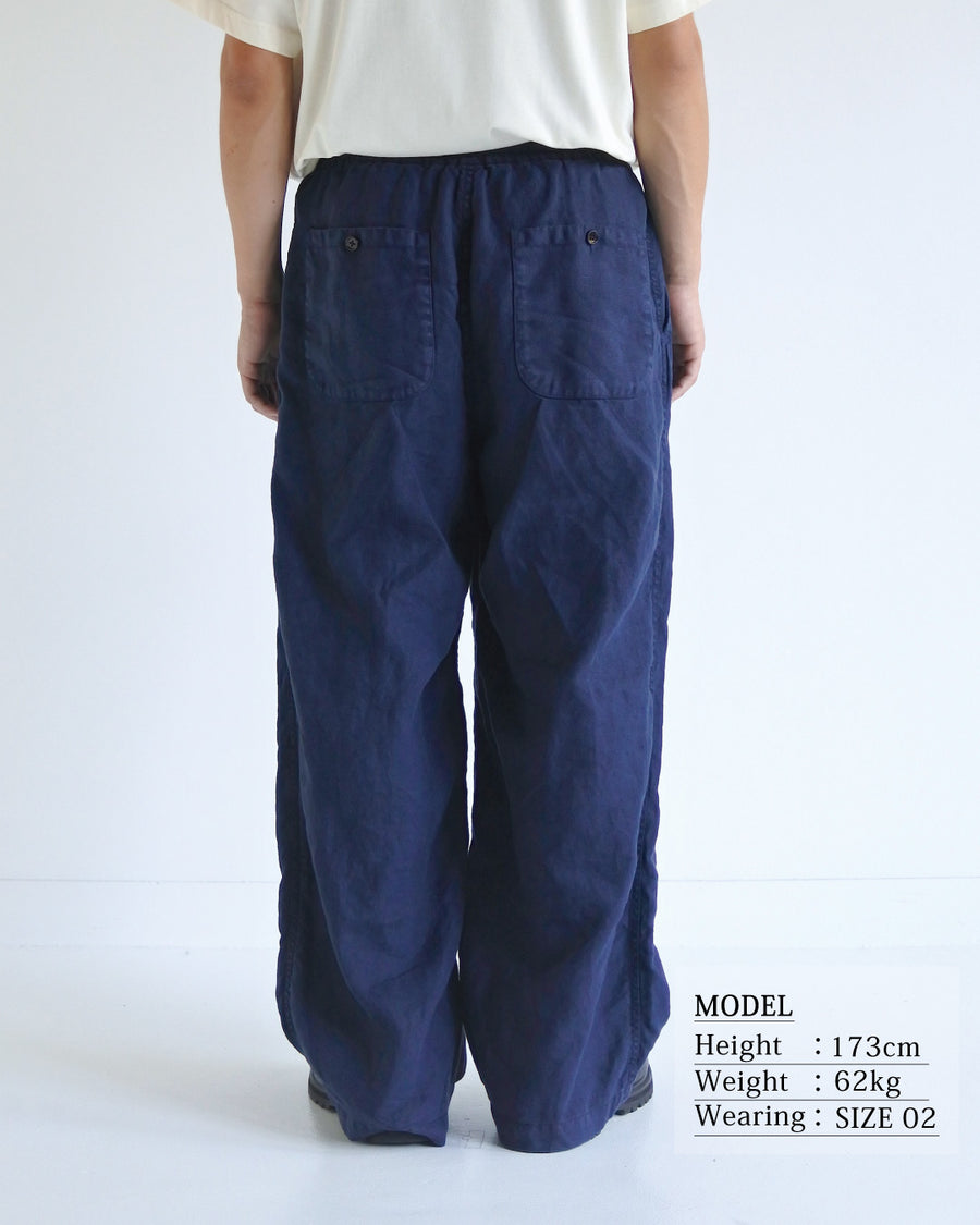 リネン特有のナチュラルな質感を活かした、ワイドシルエットのイージーパンツ。肉厚ながら「とろみ」のある柔らかなフレンチリネンを採用し、清涼感のある快適な穿き心地を実現しました。硫化染めによる製品染めを施すことで、素材の魅力を引き立てる奥行きのある表情に仕上げた、リラックス感漂う一本です。
Wide-silhouette easy pants designed to showcase the natural texture of linen. Crafted from thick yet supple French Linen for a cool, soft touch. This NAVY pair is treated with a sulfur-dye process, enhancing the material's depth and character to create a relaxed, comfortable garment with a unique, lived-in feel.