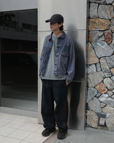 507XX 2ndタイプをベースにシルエットをリファインしたデニムジャケット。
12ozのオープンエンドデニムを使用し、ドライで硬さのある風合いと90年代ヴィンテージのようなシボ感が特徴です。
淡色のエイジング加工後に高濃度オーバーダイを施し、絶妙なムラ感を表現。
着用を重ねることで染料が馴染み、経年変化も楽しめます。A denim jacket based on the 507XX 2nd Type with a refined silhouette.
Made from 12oz open-end denim with a dry, firm texture and grain reminiscent of 90s vintage denim.
Finished with a high-concentration overdye after a light aging process to create subtle color variation.
The dye gradually settles with wear, allowing the fabric to develop character 