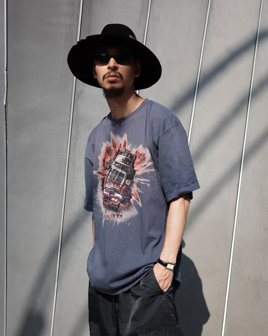 ANACHRONORM フレーム グラフィックTシャツ ダスティネイビー | 5.6oz天竺 アメリカンカルチャーモチーフ 特殊染色 変色加工 一点一点 
