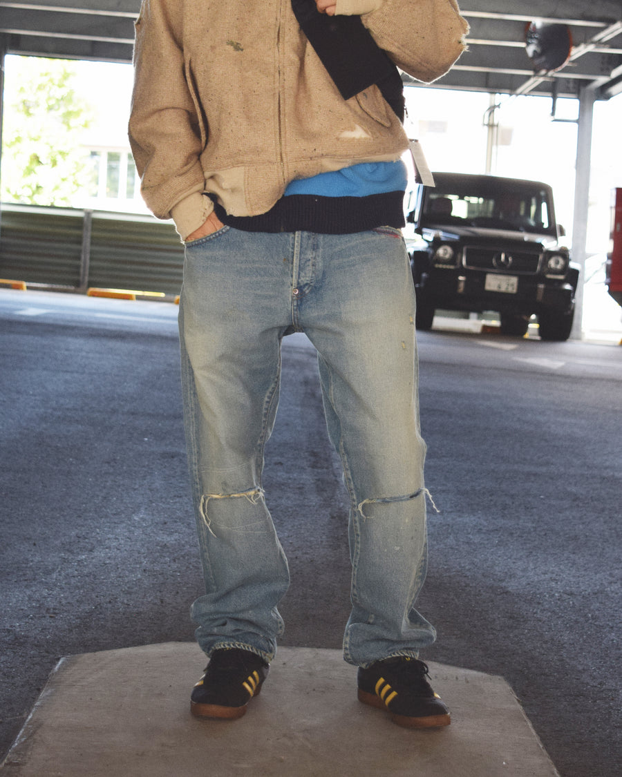 ■履き心地を考慮して腰回りにはゆとりを持たせ、裾にかけてはスッキリとしたテーパードシルエットに仕立てた5Pパンツ。
韓国限定カラーと限定加工

■生地 : 12oz オープンエンドデニム
タテヨコ共に7/-空紡糸を使用したデニム。
糸質的にドライで堅いタッチが特徴。90年代ごろのビンテージデニムのようなシボ感が魅力な素材です。

■加工 : 淡色エイジング仕上げ　　
全体的に色落ちした色味とハードなアタリ感が特徴。
経年によるダメージをリペアした雰囲気のリメイクを施しています。
更に最終仕上げで全体には汚し加工にてユーズド感を表現。