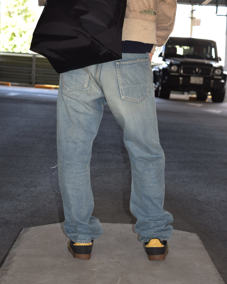 ■履き心地を考慮して腰回りにはゆとりを持たせ、裾にかけてはスッキリとしたテーパードシルエットに仕立てた5Pパンツ。
韓国限定カラーと限定加工

■生地 : 12oz オープンエンドデニム
タテヨコ共に7/-空紡糸を使用したデニム。
糸質的にドライで堅いタッチが特徴。90年代ごろのビンテージデニムのようなシボ感が魅力な素材です。

■加工 : 淡色エイジング仕上げ　　
全体的に色落ちした色味とハードなアタリ感が特徴。
経年によるダメージをリペアした雰囲気のリメイクを施しています。
更に最終仕上げで全体には汚し加工にてユーズド感を表現。