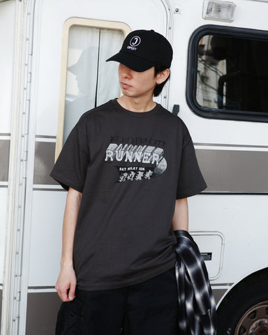 ANACHRONORM × Souvenyr NYC ランニング 半袖Tシャツ チャコール | コラボグラフィック ヴィンテージ ニューヨーク コットン100%