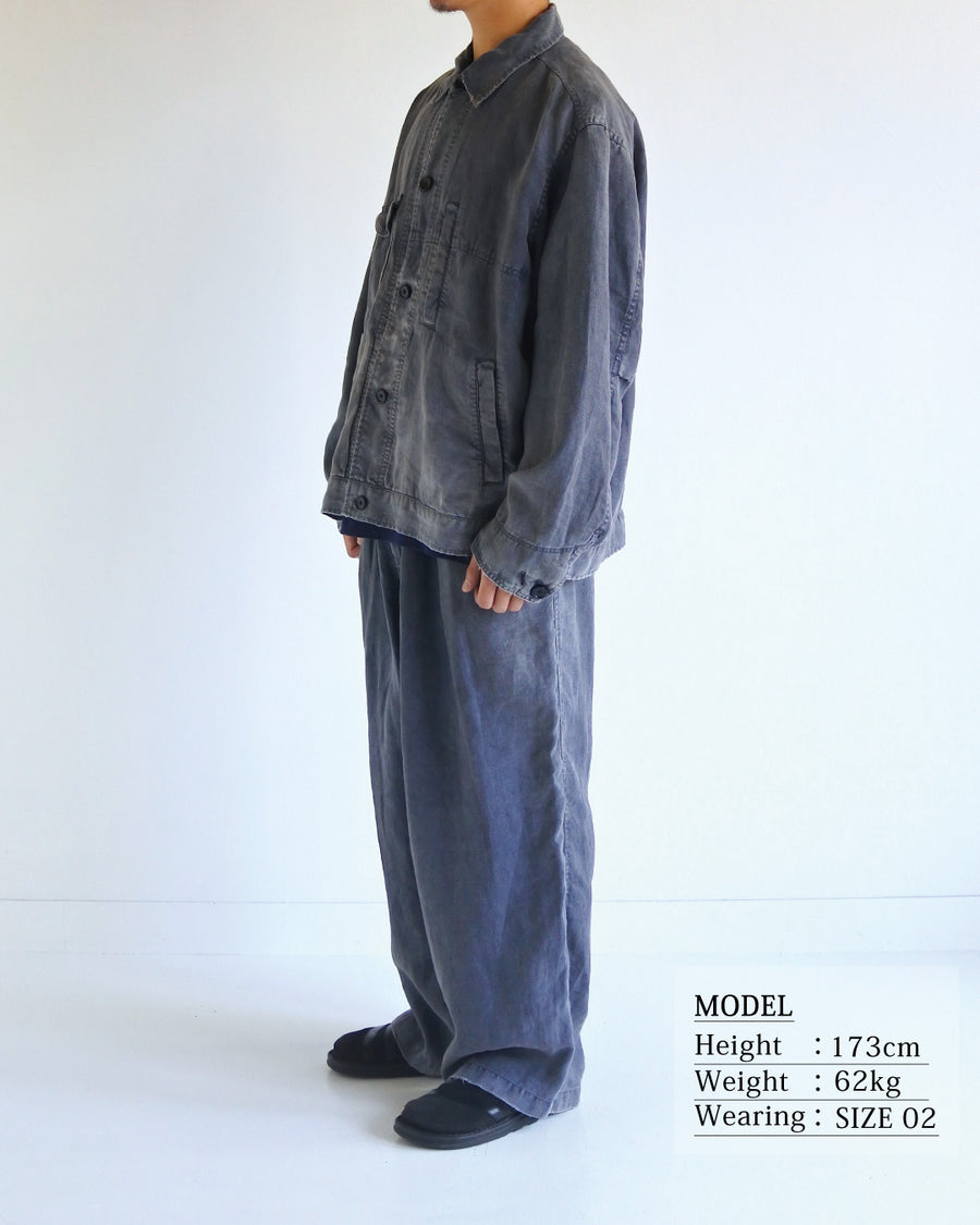 利便性の高い多機能ポケットを備えた、フレンチリネンのユーティリティジャケット。肉厚ながら「とろみ」のある柔らかなフレンチリネンを採用し、清涼感のある着心地を実現しました。硫化染め後に水を使用しないサスティナブルブリーチ加工を施すことで、環境に配慮しながらも、長年着込んだような深みのある色褪せとヴィンテージライクな佇まいを表現しています。

A utility jacket featuring functional pockets and a relaxed silhouette. Crafted from thick yet supple French Linen for a cool, soft touch. This NAVY piece undergoes a sulfur-dye and waterless sustainable bleach process, authentically recreating a deep, sun-faded vintage character while staying eco-conscious.