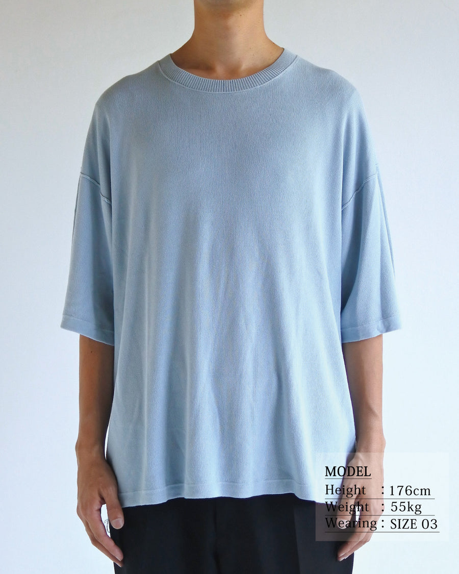 ディテールを極限まで削ぎ落とし、着心地とシルエットを追求したニットTシャツ。気候変化に対応する新たなアプローチとして、軽量で吸水・放湿性に優れた竹（バンブー）素材を採用しました。滑らかでとろみのある肌触りと、袖を通した瞬間に感じる清涼感は格別です。家庭洗濯も可能で、日常に圧倒的な心地よさを提供します。

A minimalist knit T-shirt focused entirely on fit and comfort. Crafted from bamboo yarn, this lightweight, durable material offers exceptional moisture absorption and a refreshing cool-to-the-touch feel. This SAX piece features a silky, fluid drape that provides overwhelming comfort, perfect for changing climates, and is conveniently home-washable.