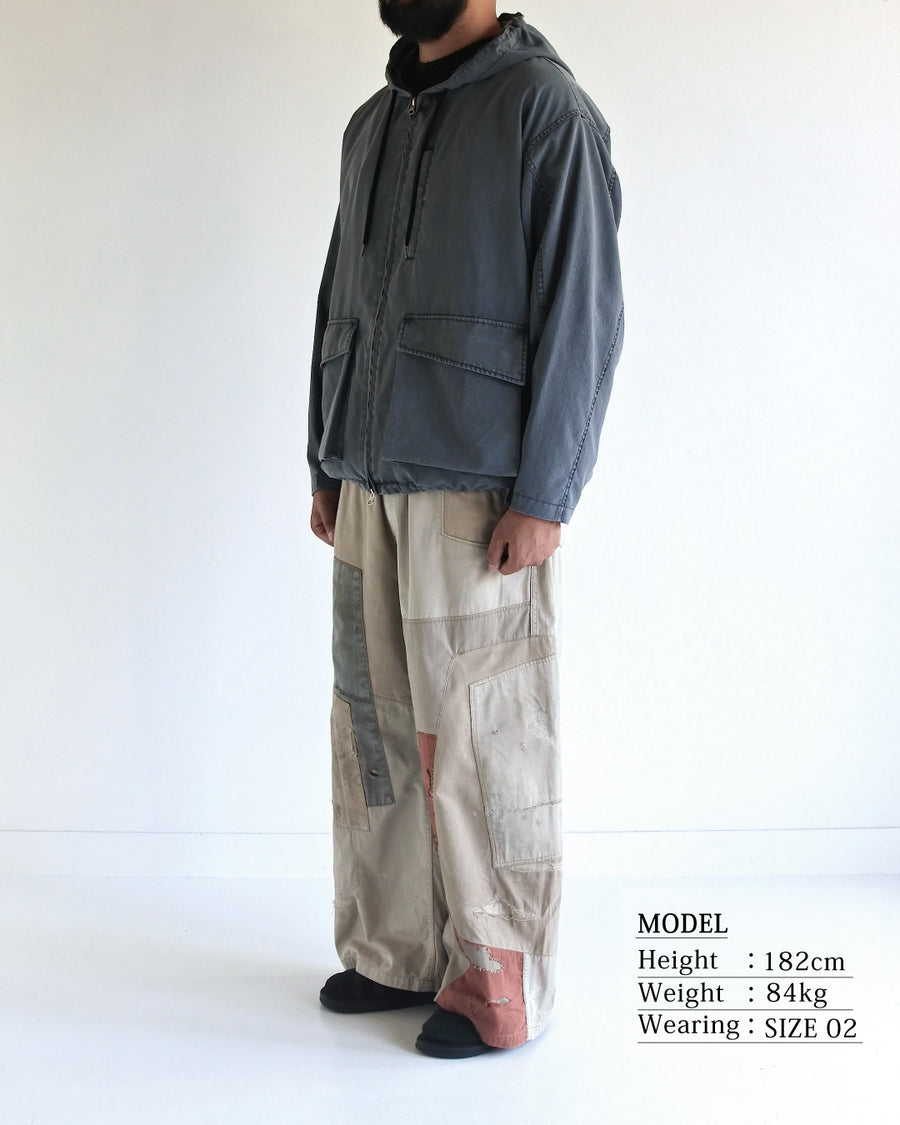 ポリエステル100％でありながら、綿のような質感と軽量性を備えた高機能な一着。タスラン加工糸を使用したポリエステルオックスを採用し、シワになりにくく速乾性に優れたイージーケア性を実現しました。本来染色が困難な素材に特殊顔料染めを施すことで、化繊特有の光沢を抑えた、ナチュラルで奥行きのある絶妙なフェード感を表現しています。

A high-performance piece crafted from polyester oxford, offering a cotton-like touch with lightweight, quick-dry, and wrinkle-resistant properties. This GRAY BLUE item features a special pigment dye—a rare process for polyester—achieving a sophisticated, faded texture and a matte finish that defies its synthetic origins.