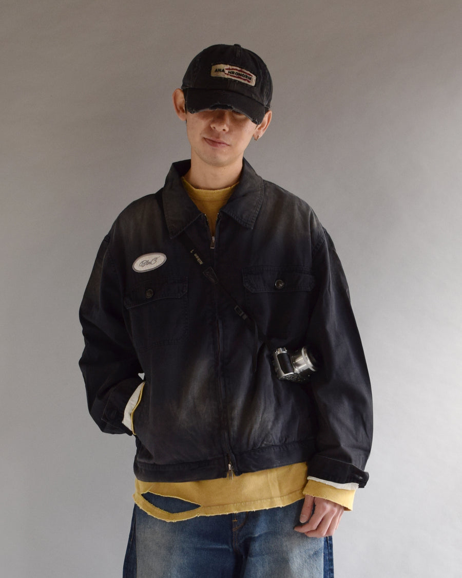 ヴィンテージのワークジャケットを現代的シルエットで再現。柔らかくコシのある20番手ツイルに、環境負荷を抑えた特殊エイジング・サンフェード加工を施し、長年着込んだようなリアルな色落ちを表現しました。
裏地には高密度なコットンスレーキを採用。鮮やかなブラックのボディに、オリジナルワッペンがアクセントを添える、風合い豊かな一着です。
A modern reimagining of the classic vintage work jacket. Made from soft 20s twill and treated with a special sun-fade process for a realistic aged look, this BLACK jacket features high-density lining and original custom patches for a unique, heritage-inspired finish.