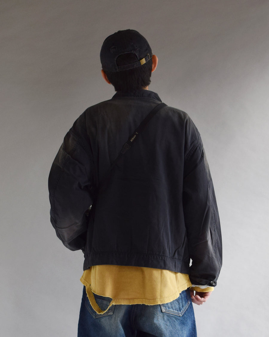 ヴィンテージのワークジャケットを現代的シルエットで再現。柔らかくコシのある20番手ツイルに、環境負荷を抑えた特殊エイジング・サンフェード加工を施し、長年着込んだようなリアルな色落ちを表現しました。
裏地には高密度なコットンスレーキを採用。鮮やかなブラックのボディに、オリジナルワッペンがアクセントを添える、風合い豊かな一着です。
A modern reimagining of the classic vintage work jacket. Made from soft 20s twill and treated with a special sun-fade process for a realistic aged look, this BLACK jacket features high-density lining and original custom patches for a unique, heritage-inspired finish.