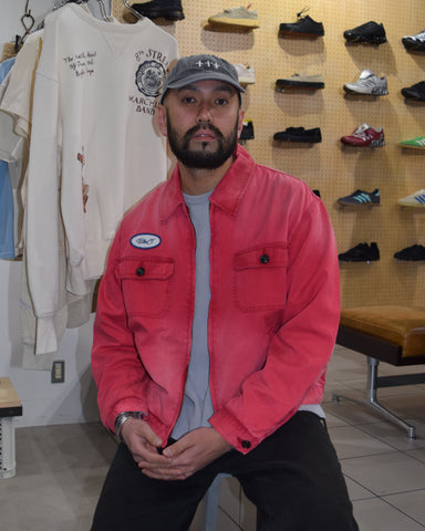 ヴィンテージのワークジャケットを現代的シルエットで再現。柔らかくコシのある20番手ツイルに、環境負荷を抑えた特殊エイジング・サンフェード加工を施し、長年着込んだようなリアルな色落ちを表現しました。
裏地には高密度なコットンスレーキを採用。鮮やかなREDのボディに、オリジナルワッペンがアクセントを添える、風合い豊かな一着です。
A modern reimagining of the classic vintage work jacket. Made from soft 20s twill and treated with a special sun-fade process for a realistic aged look, this RED jacket features high-density lining and original custom patches for a unique, heritage-inspired finish.