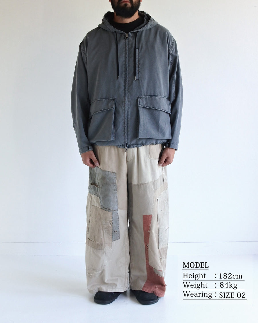 ポリエステル100％でありながら、綿のような質感と軽量性を備えた高機能な一着。タスラン加工糸を使用したポリエステルオックスを採用し、シワになりにくく速乾性に優れたイージーケア性を実現しました。本来染色が困難な素材に特殊顔料染めを施すことで、化繊特有の光沢を抑えた、ナチュラルで奥行きのある絶妙なフェード感を表現しています。

A high-performance piece crafted from polyester oxford, offering a cotton-like touch with lightweight, quick-dry, and wrinkle-resistant properties. This GRAY BLUE item features a special pigment dye—a rare process for polyester—achieving a sophisticated, faded texture and a matte finish that defies its synthetic origins.