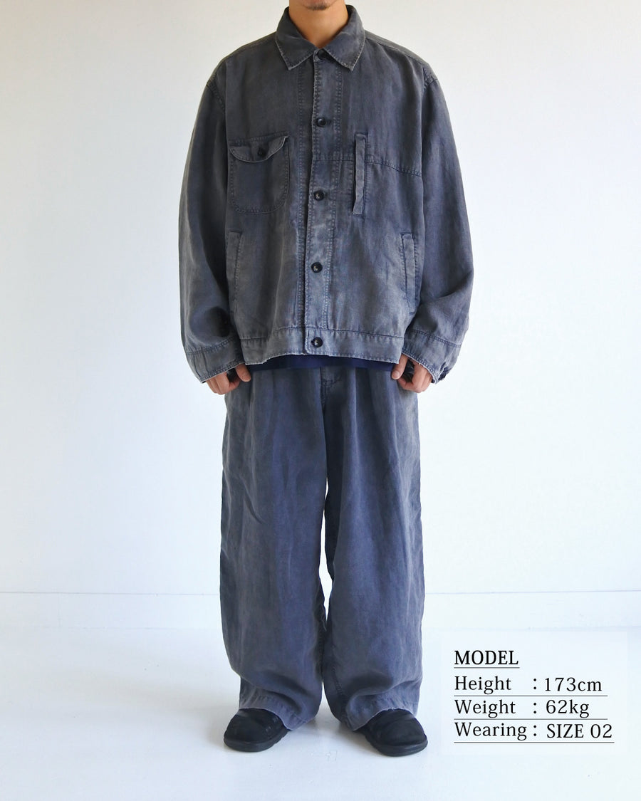 利便性の高い多機能ポケットを備えた、フレンチリネンのユーティリティジャケット。肉厚ながら「とろみ」のある柔らかなフレンチリネンを採用し、清涼感のある着心地を実現しました。硫化染め後に水を使用しないサスティナブルブリーチ加工を施すことで、環境に配慮しながらも、長年着込んだような深みのある色褪せとヴィンテージライクな佇まいを表現しています。

A utility jacket featuring functional pockets and a relaxed silhouette. Crafted from thick yet supple French Linen for a cool, soft touch. This NAVY piece undergoes a sulfur-dye and waterless sustainable bleach process, authentically recreating a deep, sun-faded vintage character while staying eco-conscious.
