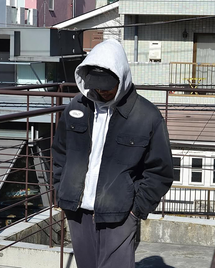 ヴィンテージのワークジャケットを現代的シルエットで再現。柔らかくコシのある20番手ツイルに、環境負荷を抑えた特殊エイジング・サンフェード加工を施し、長年着込んだようなリアルな色落ちを表現しました。
裏地には高密度なコットンスレーキを採用。鮮やかなブラックのボディに、オリジナルワッペンがアクセントを添える、風合い豊かな一着です。
A modern reimagining of the classic vintage work jacket. Made from soft 20s twill and treated with a special sun-fade process for a realistic aged look, this BLACK jacket features high-density lining and original custom patches for a unique, heritage-inspired finish.