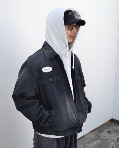 ヴィンテージのワークジャケットを現代的シルエットで再現。柔らかくコシのある20番手ツイルに、環境負荷を抑えた特殊エイジング・サンフェード加工を施し、長年着込んだようなリアルな色落ちを表現しました。
裏地には高密度なコットンスレーキを採用。鮮やかなブラックのボディに、オリジナルワッペンがアクセントを添える、風合い豊かな一着です。
A modern reimagining of the classic vintage work jacket. Made from soft 20s twill and treated with a special sun-fade process for a realistic aged look, this BLACK jacket features high-density lining and original custom patches for a unique, heritage-inspired finish.