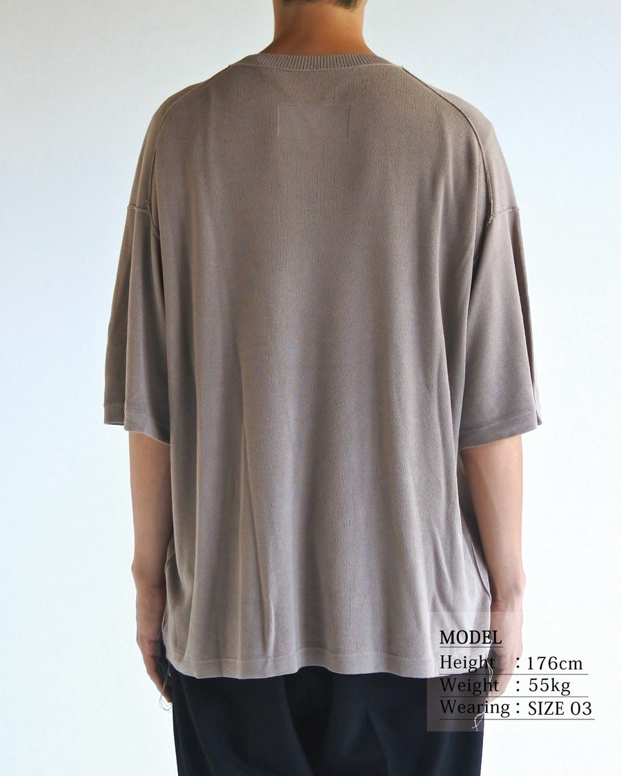 ディテールを極限まで削ぎ落とし、着心地とシルエットを追求したニットTシャツ。気候変化に対応する新たなアプローチとして、軽量で吸水・放湿性に優れた竹（バンブー）素材を採用しました。滑らかでとろみのある肌触りと、袖を通した瞬間に感じる清涼感は格別です。家庭洗濯も可能で、日常に圧倒的な心地よさを提供します。

A minimalist knit T-shirt focused entirely on fit and comfort. Crafted from bamboo yarn, this lightweight, durable material offers exceptional moisture absorption and a refreshing cool-to-the-touch feel. This LIGHT BEIGE piece features a silky, fluid drape that provides overwhelming comfort, perfect for changing climates, and is conveniently home-washable.