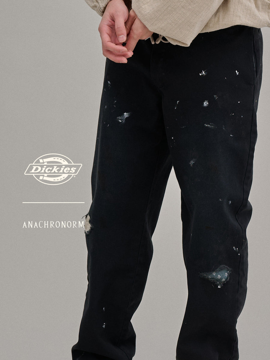 Dickiesのアイコンであるオリジナルワークパンツをベースに、ANACHRONORMがリアルなエイジングとリペア加工を施しました。
8.5ozのTCツイル生地はハリがあり丈夫で、シワになりにくく汚れにも強い素材。
タフなTC素材に5工程の加工を施し、長年履き込んだような風合いを再現しています。
膝には異なる生地の当て布を使用し、破れを補修したようなリペア風リメイクに仕上げました。
Based on the iconic Dickies Original Work Pants, reimagined with ANACHRONORM’s signature aging and repair aesthetic.
Made from sturdy 8.5oz TC twill, known for its durability and resistance to wrinkles and stains.
A five-step processing method recreates the look of years of wear on the tough TC fabric.
