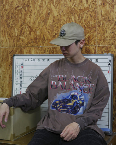 ANACHRONORM ダイド カスタムカー グラフィック ロングスリーブTシャツ ダスティブラウン | 5.6ozコーマ天竺 アメリカンカルチャーモチーフ 特殊染色 変色加工 一点一点