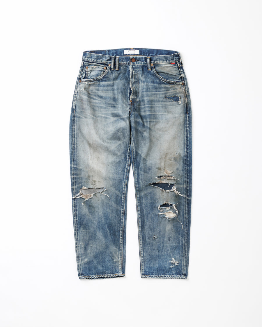 1985年のLEVIS 550をベースに再構築した、ワイドテーパードのリメイク5Pデニム。
12.5ozデニムのタテ糸には中白のインディゴロープ染色糸を使用し、ムラ感のある豊かな表情を演出。タテ落ちとインディゴの濃淡を活かすことで、ヴィンテージにはない独自の風合いを表現しています。さらに手作業のトーンコントロールと特別なエイジング加工を加えることで奥行きある仕上がりに。オリジナル染料の吹き付けにより、モダンでソリッドな印象も併せ持つ一本です。This remade 5P denim features a wide tapered silhouette inspired by the 1985 LEVIS 550.
The 12.5oz denim uses medium-white indigo rope–dyed warp yarns, giving it a textured, slubby character.
By highlighting vertical fading and vivid indigo variations, it achieves a look distinct from vin