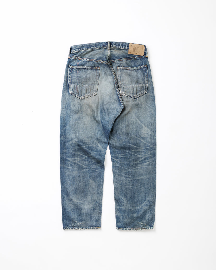 1985年のLEVIS 550をベースに再構築した、ワイドテーパードのリメイク5Pデニム。
12.5ozデニムのタテ糸には中白のインディゴロープ染色糸を使用し、ムラ感のある豊かな表情を演出。タテ落ちとインディゴの濃淡を活かすことで、ヴィンテージにはない独自の風合いを表現しています。さらに手作業のトーンコントロールと特別なエイジング加工を加えることで奥行きある仕上がりに。オリジナル染料の吹き付けにより、モダンでソリッドな印象も併せ持つ一本です。This remade 5P denim features a wide tapered silhouette inspired by the 1985 LEVIS 550.
The 12.5oz denim uses medium-white indigo rope–dyed warp yarns, giving it a textured, slubby character.
By highlighting vertical fading and vivid indigo variations, it achieves a look distinct from vin