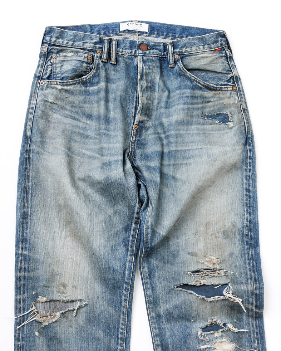 1985年のLEVIS 550をベースに再構築した、ワイドテーパードのリメイク5Pデニム。
12.5ozデニムのタテ糸には中白のインディゴロープ染色糸を使用し、ムラ感のある豊かな表情を演出。タテ落ちとインディゴの濃淡を活かすことで、ヴィンテージにはない独自の風合いを表現しています。さらに手作業のトーンコントロールと特別なエイジング加工を加えることで奥行きある仕上がりに。オリジナル染料の吹き付けにより、モダンでソリッドな印象も併せ持つ一本です。This remade 5P denim features a wide tapered silhouette inspired by the 1985 LEVIS 550.
The 12.5oz denim uses medium-white indigo rope–dyed warp yarns, giving it a textured, slubby character.
By highlighting vertical fading and vivid indigo variations, it achieves a look distinct from vin