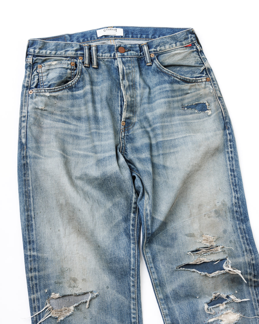 1985年のLEVIS 550をベースに再構築した、ワイドテーパードのリメイク5Pデニム。
12.5ozデニムのタテ糸には中白のインディゴロープ染色糸を使用し、ムラ感のある豊かな表情を演出。タテ落ちとインディゴの濃淡を活かすことで、ヴィンテージにはない独自の風合いを表現しています。さらに手作業のトーンコントロールと特別なエイジング加工を加えることで奥行きある仕上がりに。オリジナル染料の吹き付けにより、モダンでソリッドな印象も併せ持つ一本です。This remade 5P denim features a wide tapered silhouette inspired by the 1985 LEVIS 550.
The 12.5oz denim uses medium-white indigo rope–dyed warp yarns, giving it a textured, slubby character.
By highlighting vertical fading and vivid indigo variations, it achieves a look distinct from vin