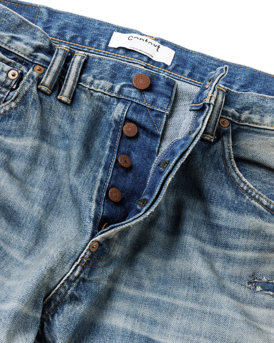 1985年のLEVIS 550をベースに再構築した、ワイドテーパードのリメイク5Pデニム。
12.5ozデニムのタテ糸には中白のインディゴロープ染色糸を使用し、ムラ感のある豊かな表情を演出。タテ落ちとインディゴの濃淡を活かすことで、ヴィンテージにはない独自の風合いを表現しています。さらに手作業のトーンコントロールと特別なエイジング加工を加えることで奥行きある仕上がりに。オリジナル染料の吹き付けにより、モダンでソリッドな印象も併せ持つ一本です。This remade 5P denim features a wide tapered silhouette inspired by the 1985 LEVIS 550.
The 12.5oz denim uses medium-white indigo rope–dyed warp yarns, giving it a textured, slubby character.
By highlighting vertical fading and vivid indigo variations, it achieves a look distinct from vin